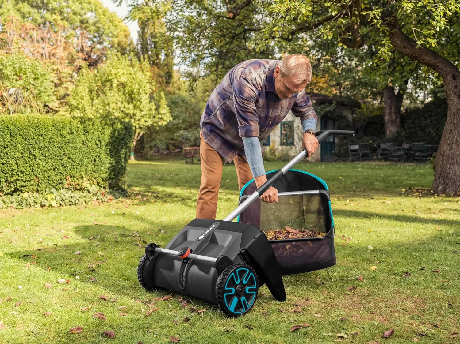 Lawn and Leaf Collector Durable and Easy to Manuever Push Lawn and Leaf Sweeper with Large Capacity 3.2 cu ft Mesh Collection