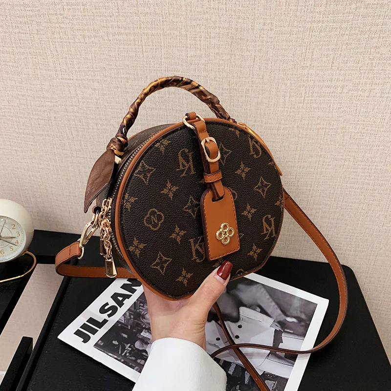 thumbnail image 1 of Nuevo bolso de hombro geométrico para chicas, estilo retro, minibolso cruzado para adolescentes, pequeño y redondo, de PU, con decoración de metal., 1 of 4