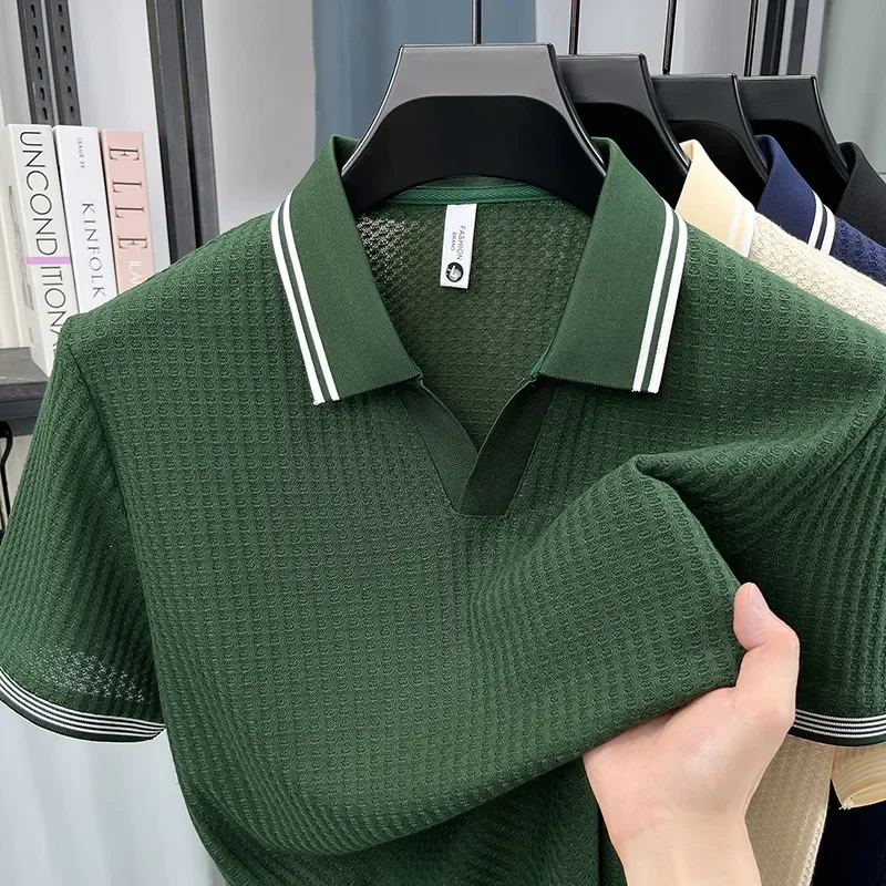 Polo da uomo in maglia waffle a righe con colletto a V, maniche corte, traspiranti, casual - immagine 5