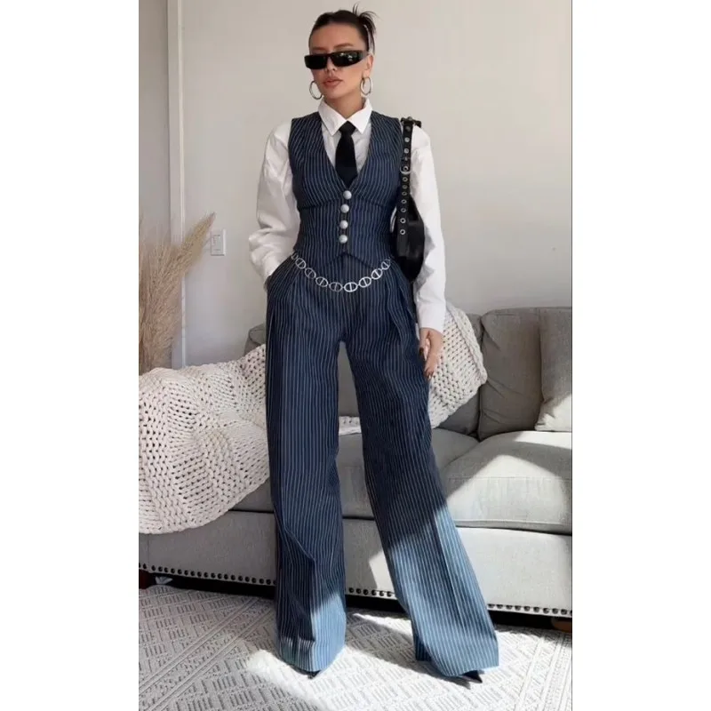 Рисунок 3 - Женский костюм, жилет в полоску