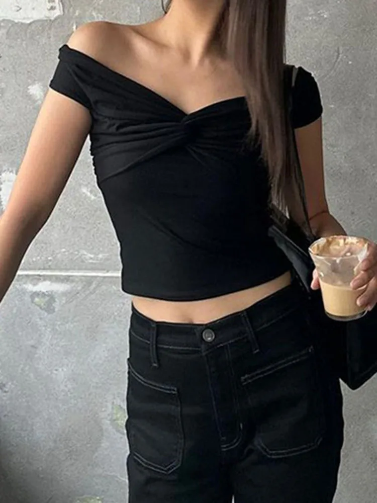 Camiseta con hombros descubiertos y fruncido para mujer, sexy, sin mangas, de color liso, ajustada, con cuello barco, estilo urbano