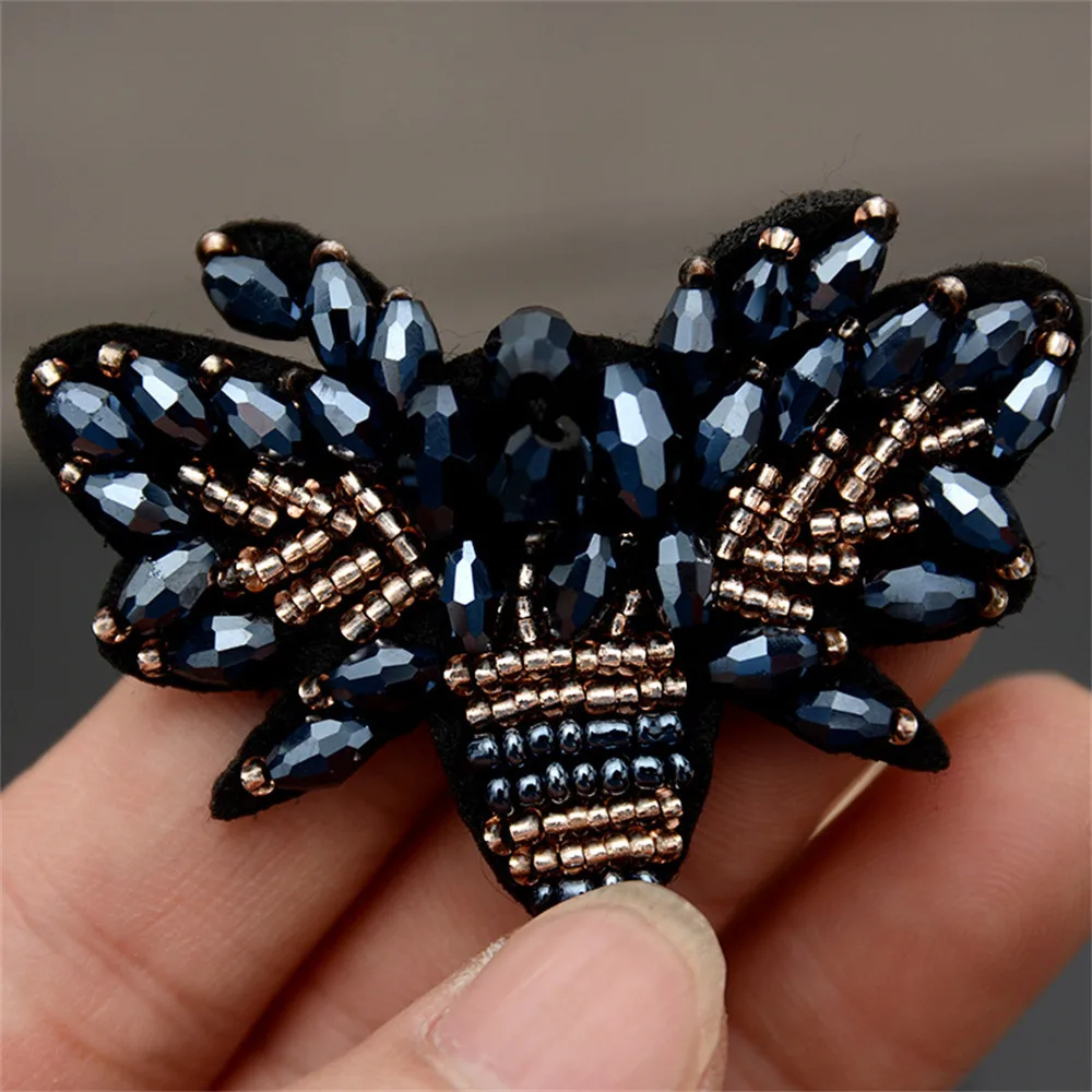 Broderie en forme de papillon avec broche de dorure à pampilles