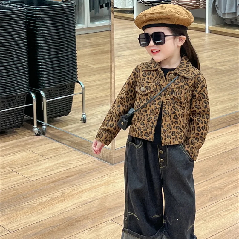 

Осенняя куртка с леопардовым принтом для девочек, новинка, демисезонная джинсовая куртка с длинными рукавами, черная футболка, широкие штаны, брюки из трех предметов