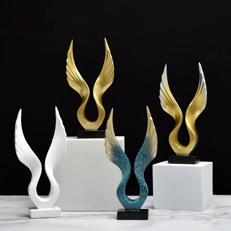 

11cm Modern Mini flight Animal Figurine Resin Crafts Animal Wings Statue Eagle Ornaments