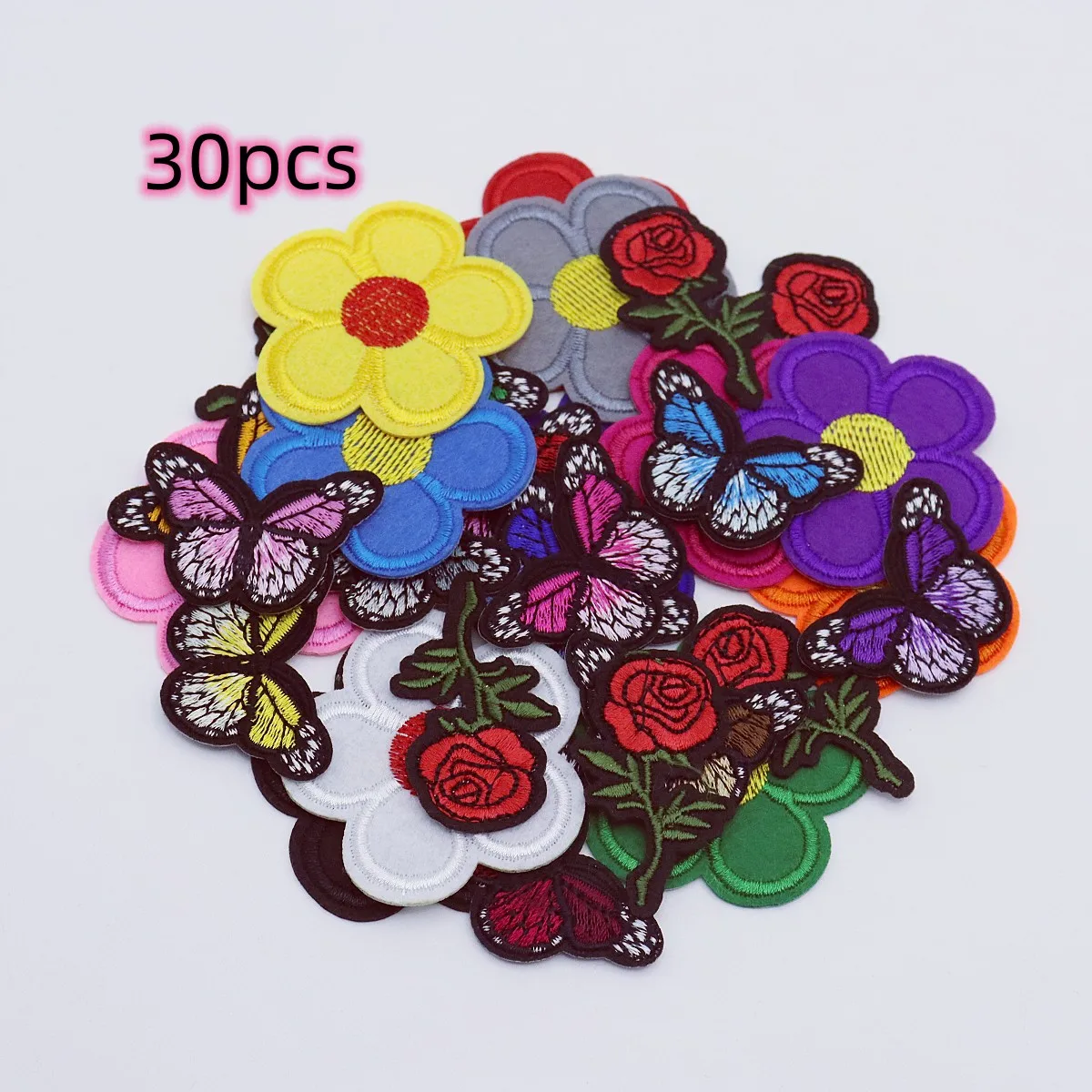 30 adet değer paketi nakış yamalar Mix kelebekler çiçek hayvan böcek kalp işlemeli demir On yama için şapka çanta giyim