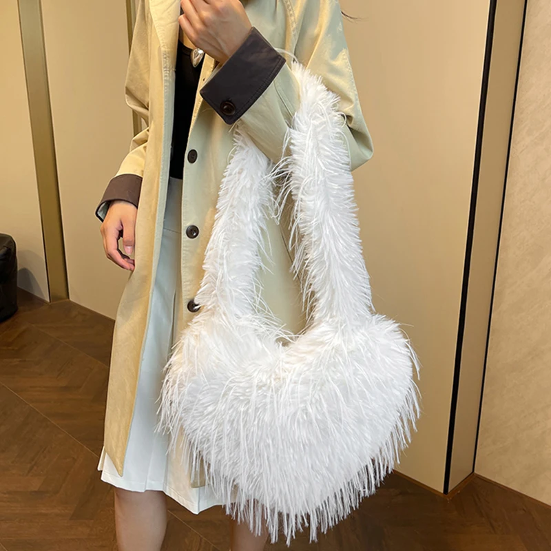 Women's Plush Heart Shape Tote Bag Fashion Faux Mongolia Fur Crossbody Shoulder Bag Luxury Handbag Girls Messenger Bag