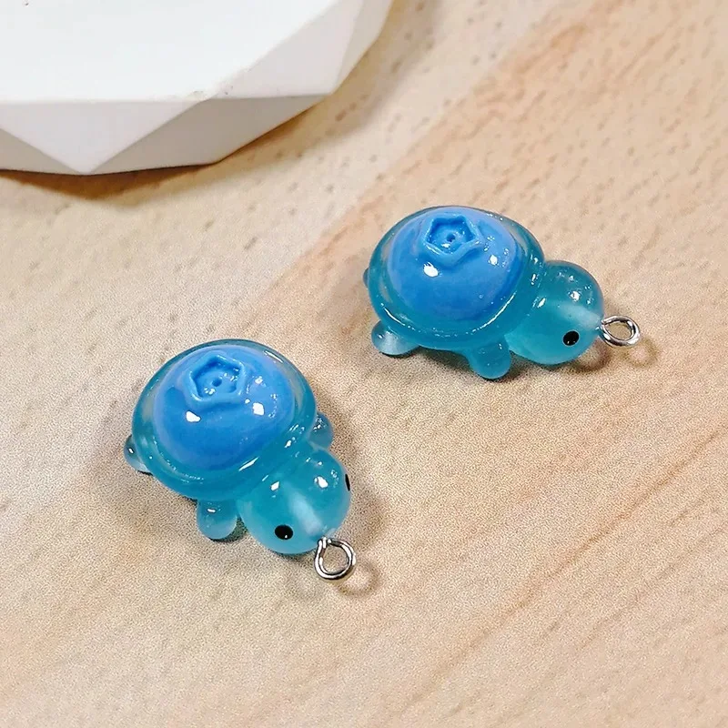 10 Stück im Dunkeln leuchtende Frucht-Schildkröten-Harzanhänger, Cartoon-Tieranhänger für DIY-Schmuck, handgefertigte Ohrringe, Armband-Accessoires – Detail 6