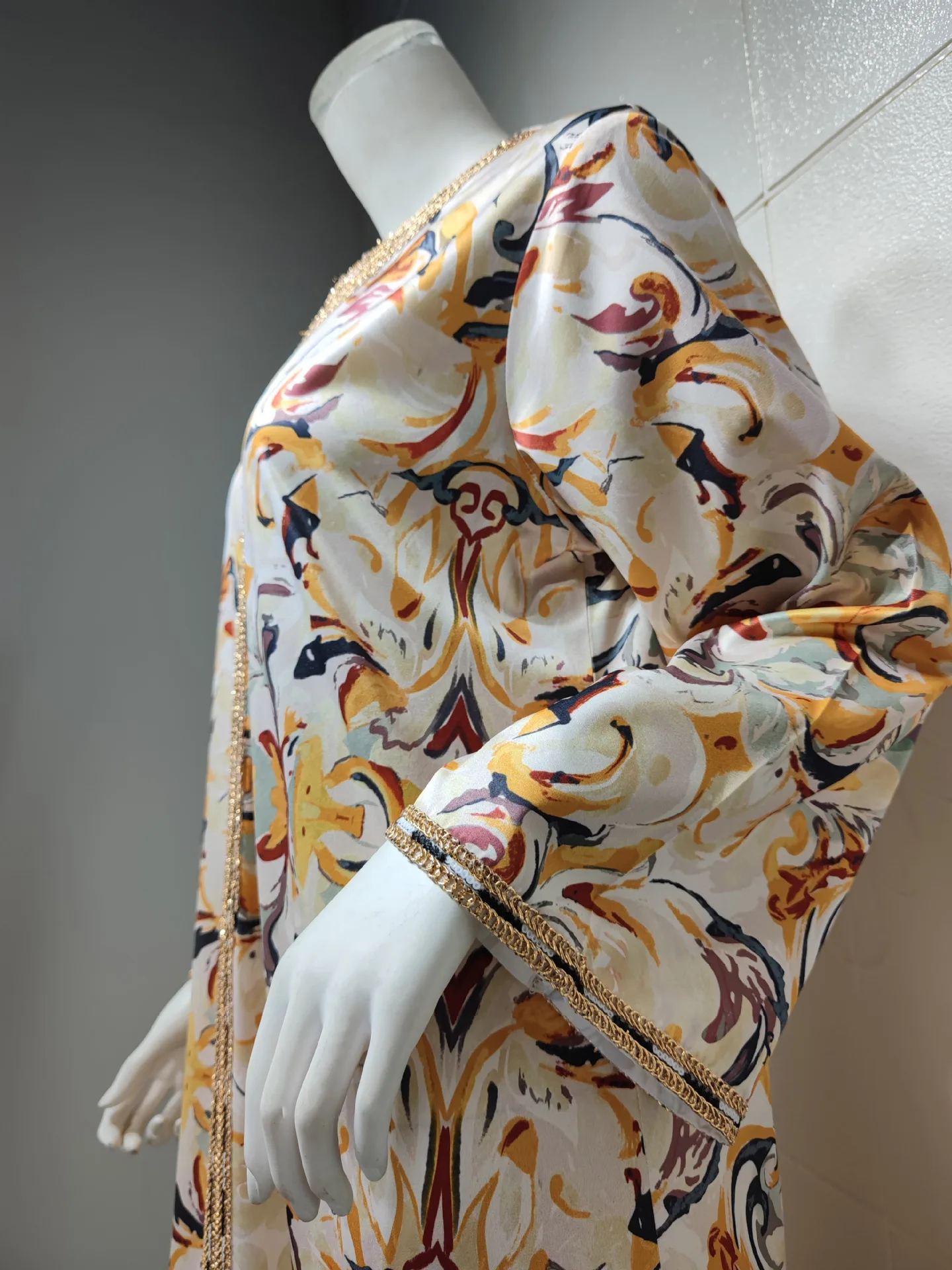 Рисунок 5 - Дубай, яркие платья