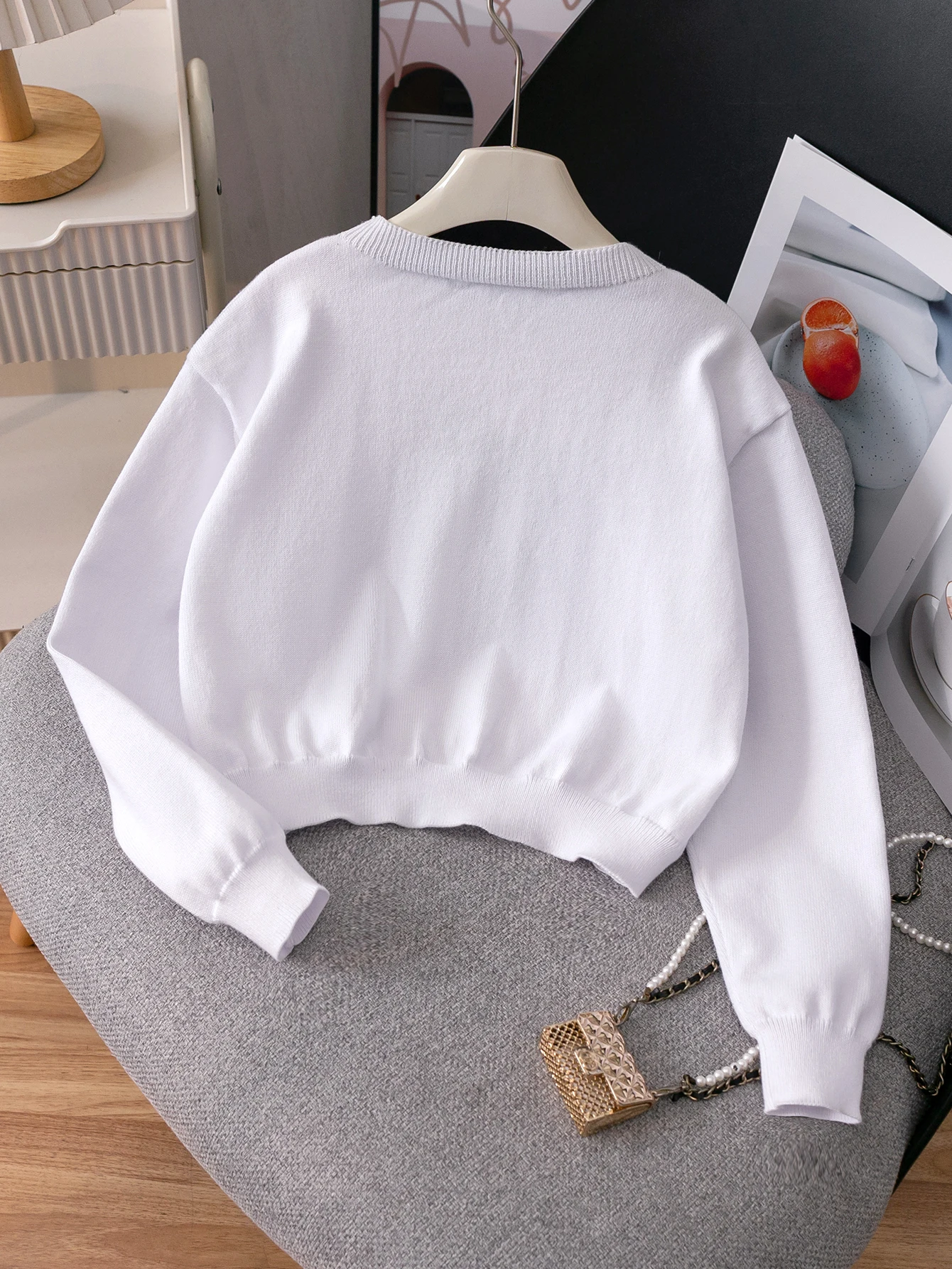 소녀의 귀여운 스타일의 체리 자수 짧은 스웨터 니트 풀오버는 봄, 가을, 겨울의 일상 여가에 적합합니다.