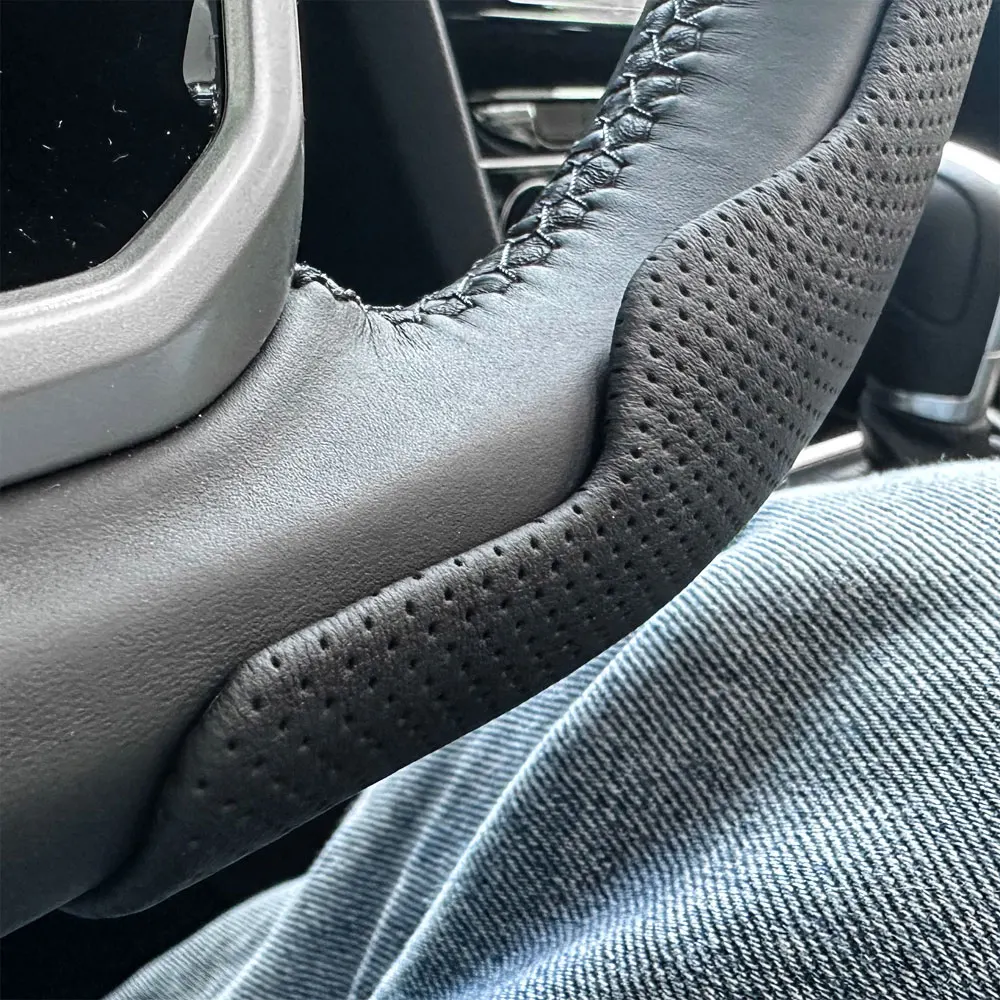 Coprivolante Universale in Pelle Traspirante Antiscivolo, Misura 36-38cm, Protezione per Volante Auto, Accessori Auto Adatti - Image 4