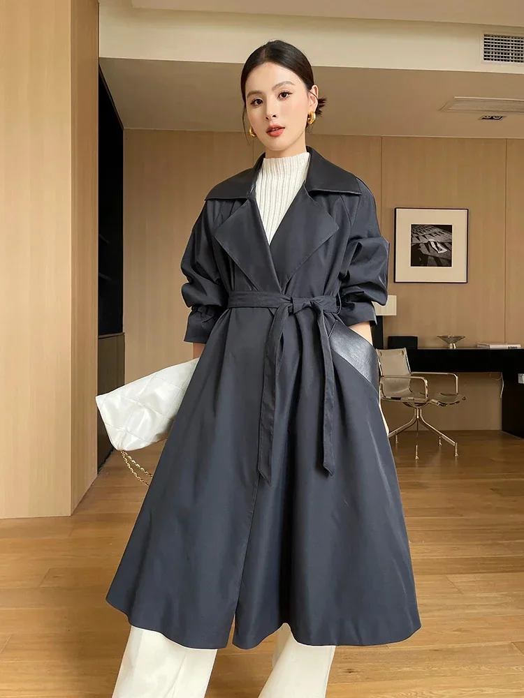 thumbnail image 1 of Gabardina larga para mujer, tendencia primavera otoño 2024, diseño de solapa de piel de oveja auténtica con parches en contraste, chaqueta cortavientos con cinturón, 1 of 5