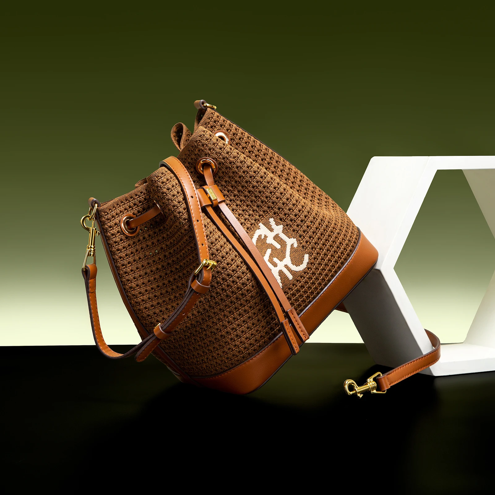 حقيبة دلو نسائية مصممة بأسلوب العطلات، وهي حقيبة ك...