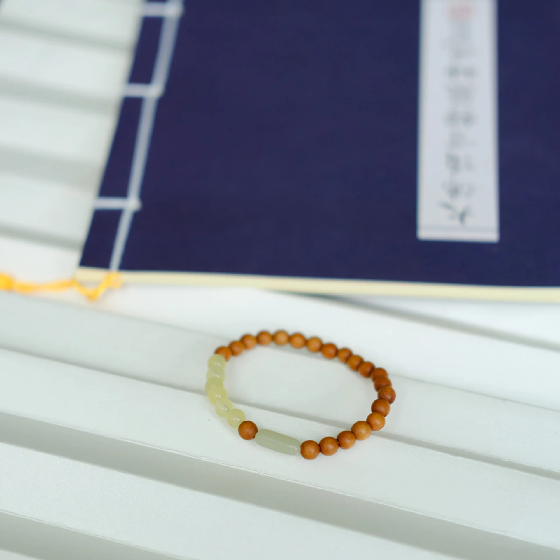 Wunderschönes einsträngiges Armband aus fettiger Jade mit kleinem Blatt und rotem Sandelholz. Eleganter Schmuck für beide Geschlechter, ideales Weihnachtsgeschenk – Detail 6