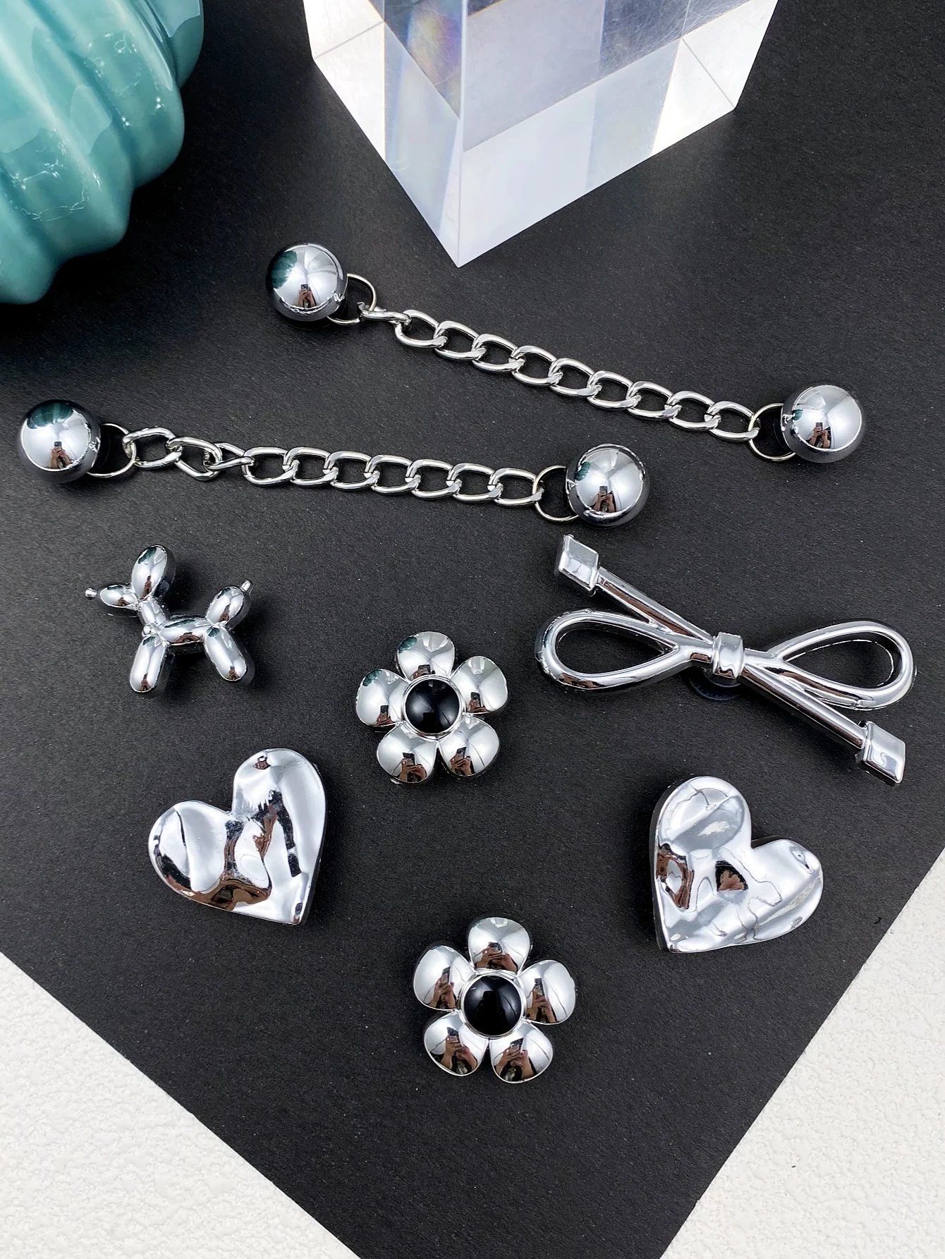 16 pieces of silver ABS pearl chains, bows, balloon dogs, hearts, beveled hearts, five-petal flowers, ABS pearl shoe buckle DIY – Detail 4