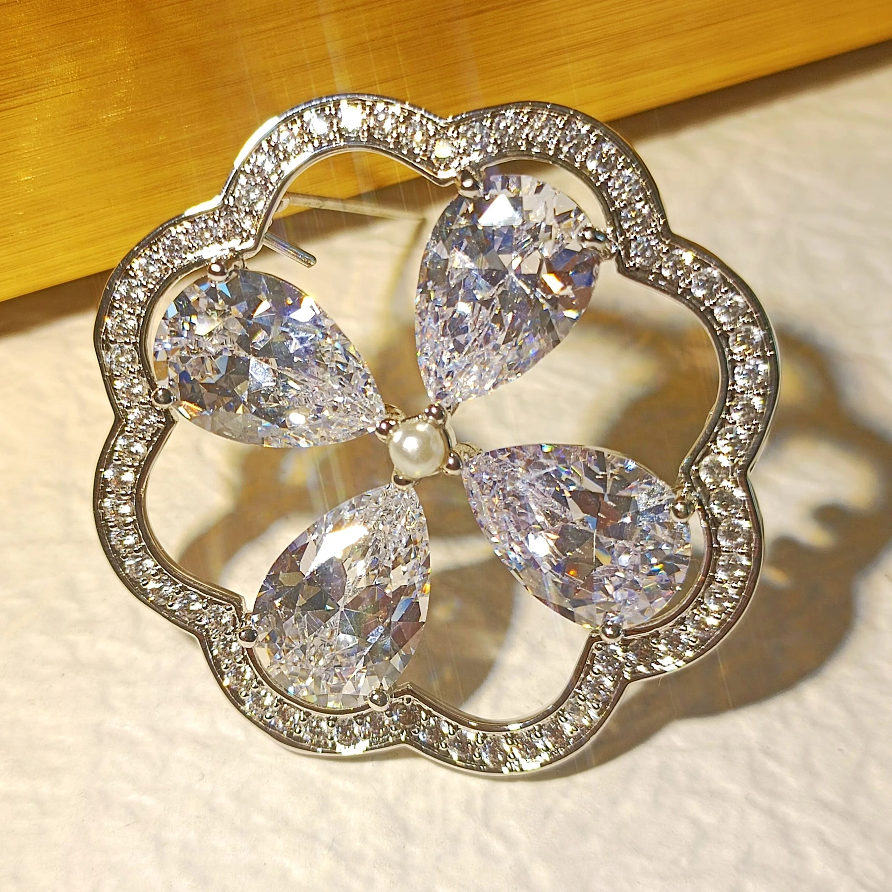 Impressive Opens Cubic Zircon Circlet Blooming 4-Petal Flower Brooches Pins with Pearl Accent Mandarin Dress Gown Accessory