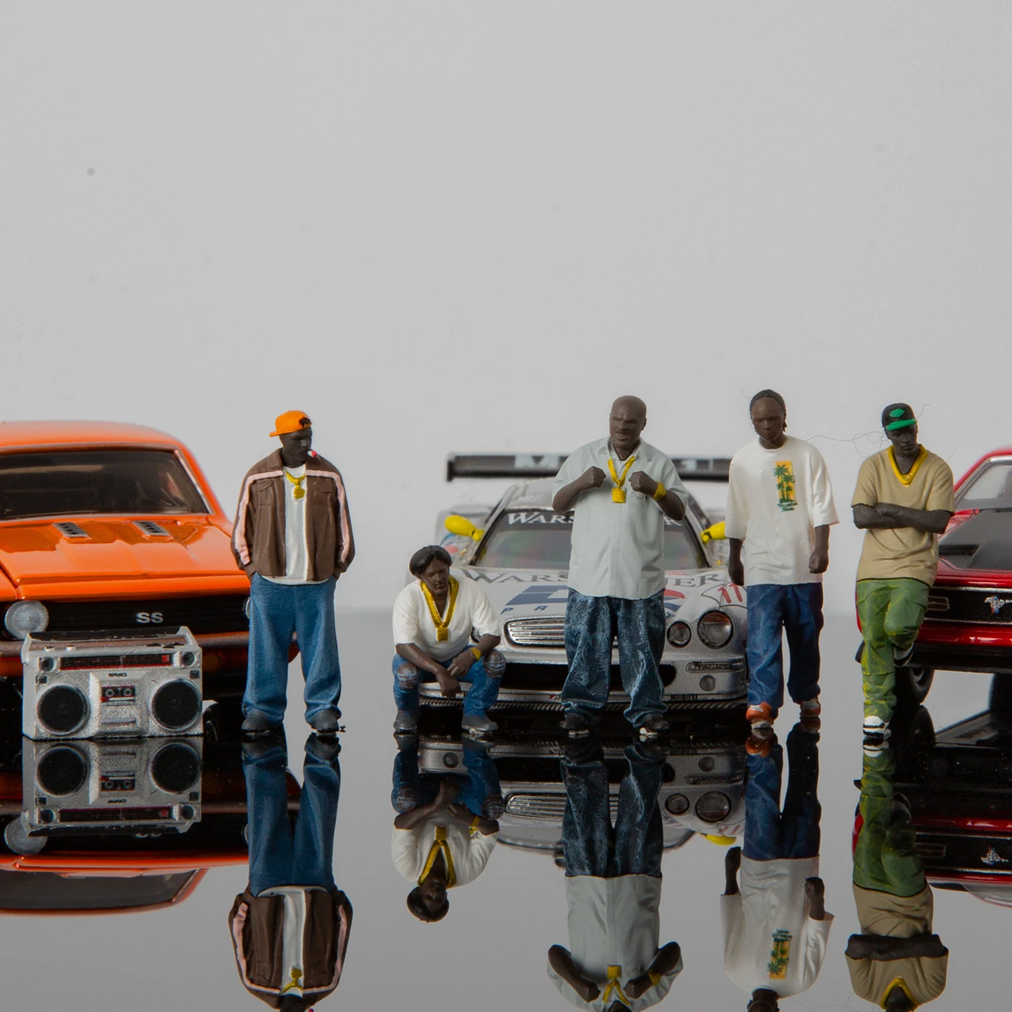 1/64 Scale Resin Hip Hop Street Crew Figures Miniature Scene Props Hand Painted Music Boombox Display for Diecast Car AFA