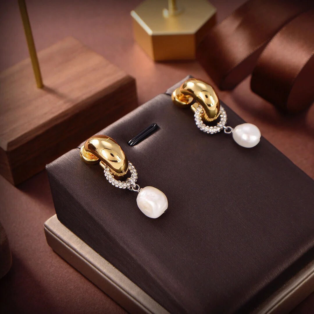 

European and American fashion tassel earrings Elegant and generous Seiko design pearl earrings