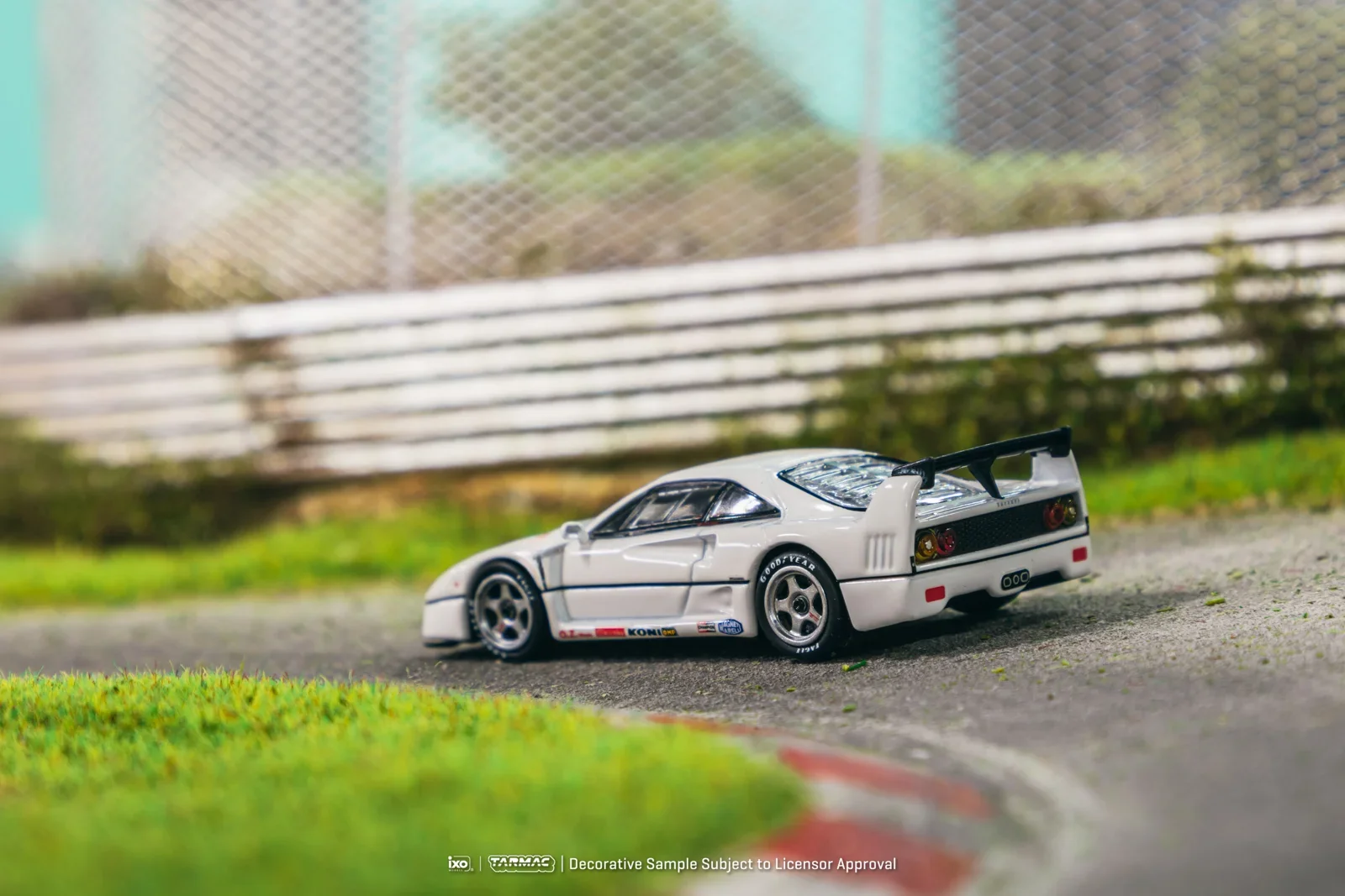 Tarmac Works 1:64 F40 Lightweight White Diecast Model Car 3