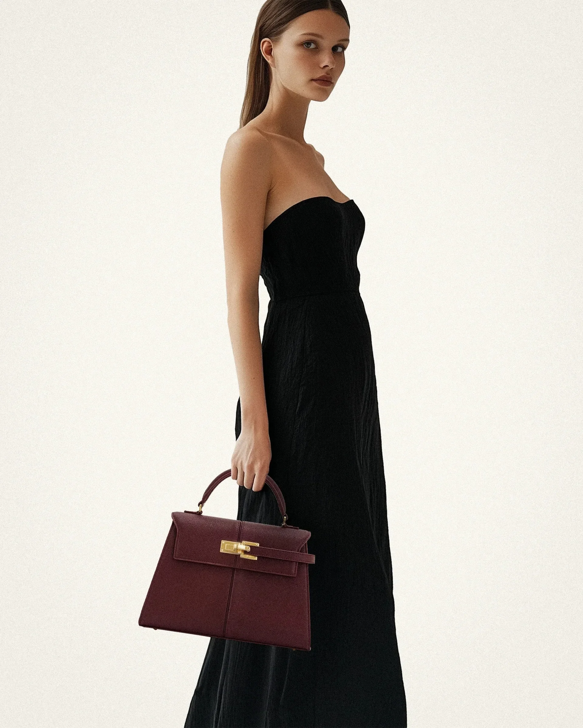 حقيبة JW PEI شبه منحرفة، وهي حقيبة كتف نسائية أنيق...