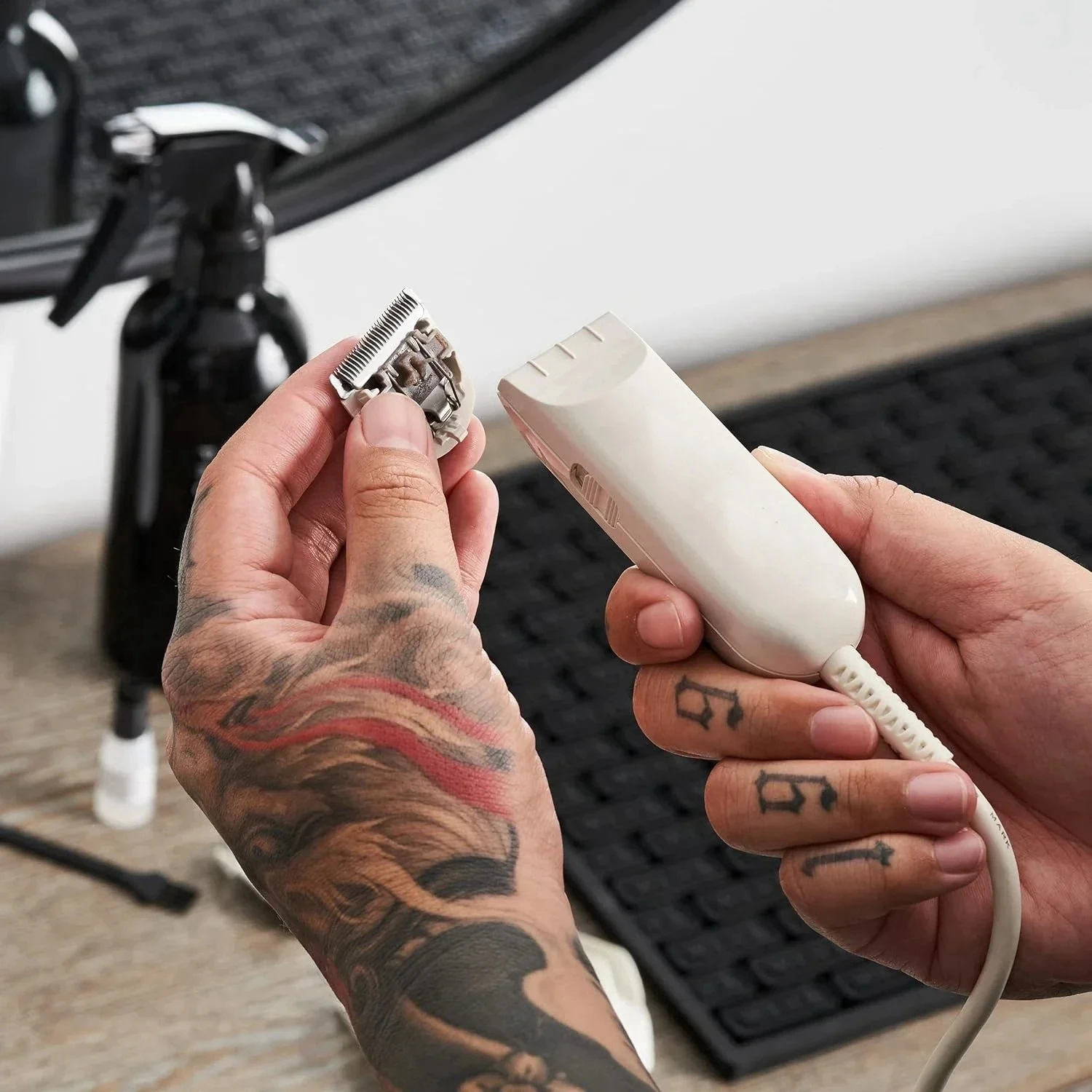 A Barber With Tattoos · Free Stock Photo, image size:1500x1500