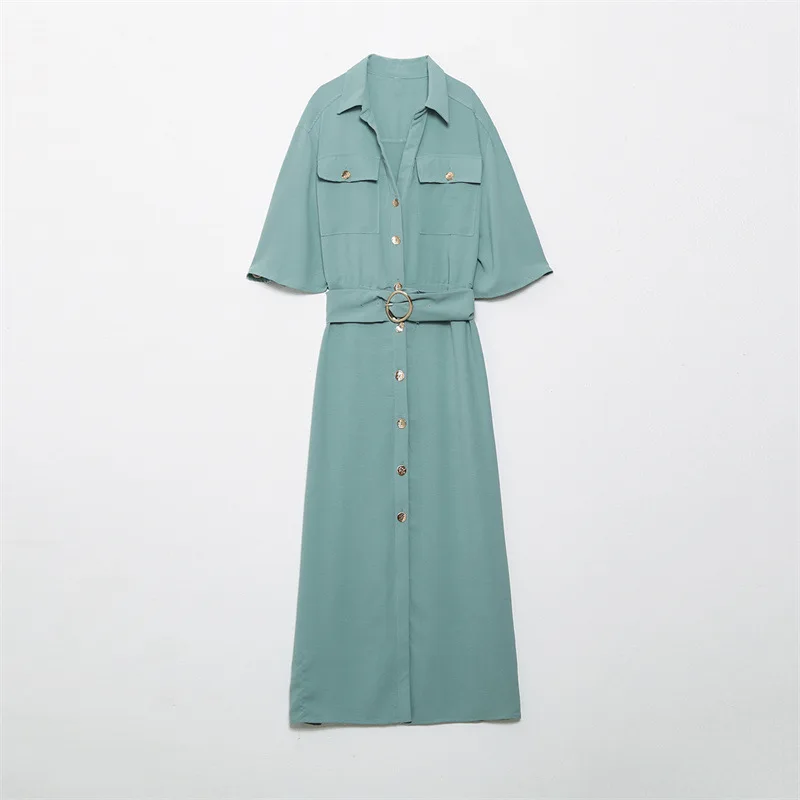 

Женское винтажное платье-рубашка средней длины, с поясом-пряжкой, накладными карманами и длинным рукавом, на пуговицах спереди