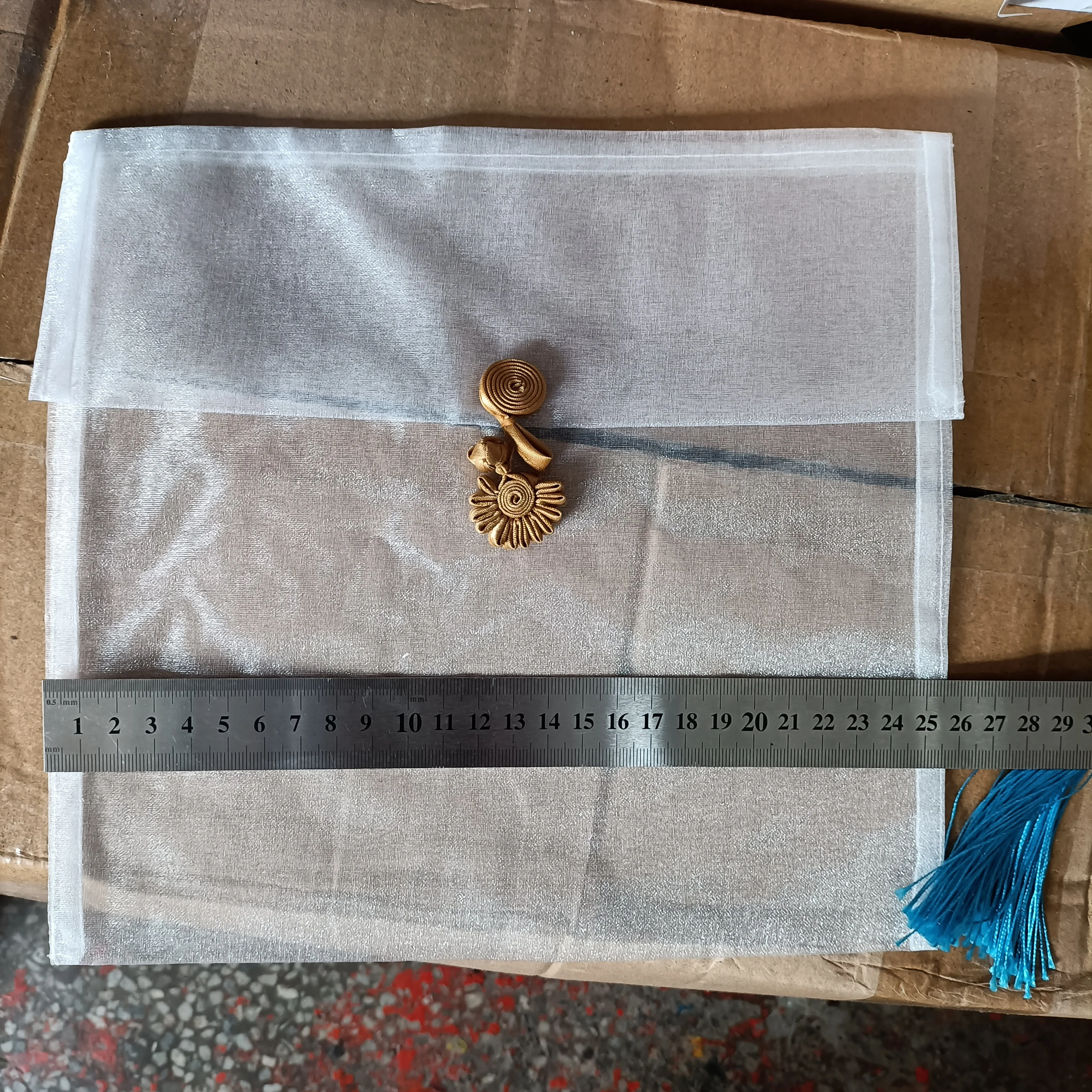 

70pcs 24x26cm white Scarf Shawl Package Bag Flip Jewellry Organza packaging Bags Display with Cheongsam Button for Women