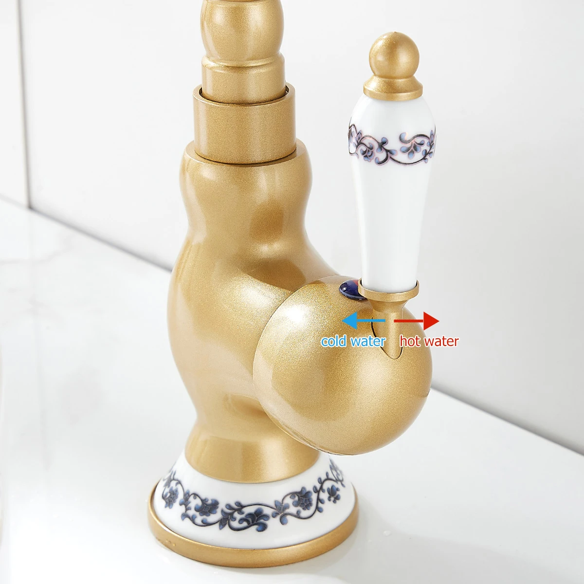 Kitchen Tap 360° Rotatable Vintage Bathroom Tap with Heat and cold control Single Ceramic Lever Faucet Home Bathroom Decoration