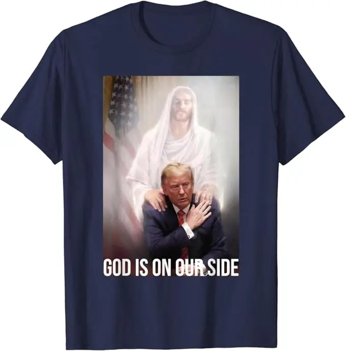 thumbnail image 1 of Dios está de nuestro lado Foto del presidente Trump después del tiroteo en su mitin Camiseta Nunca te rindas Campaña de lucha a favor de Trump, 1 of 3