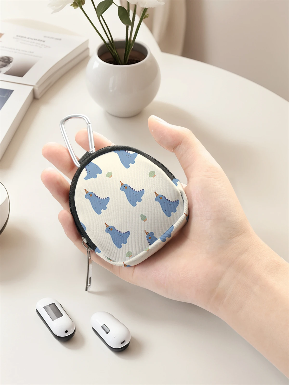 Dinosaur pattern printed mini wallet, zipper change bag with hook clip, headphone key bag, suitable for men and women