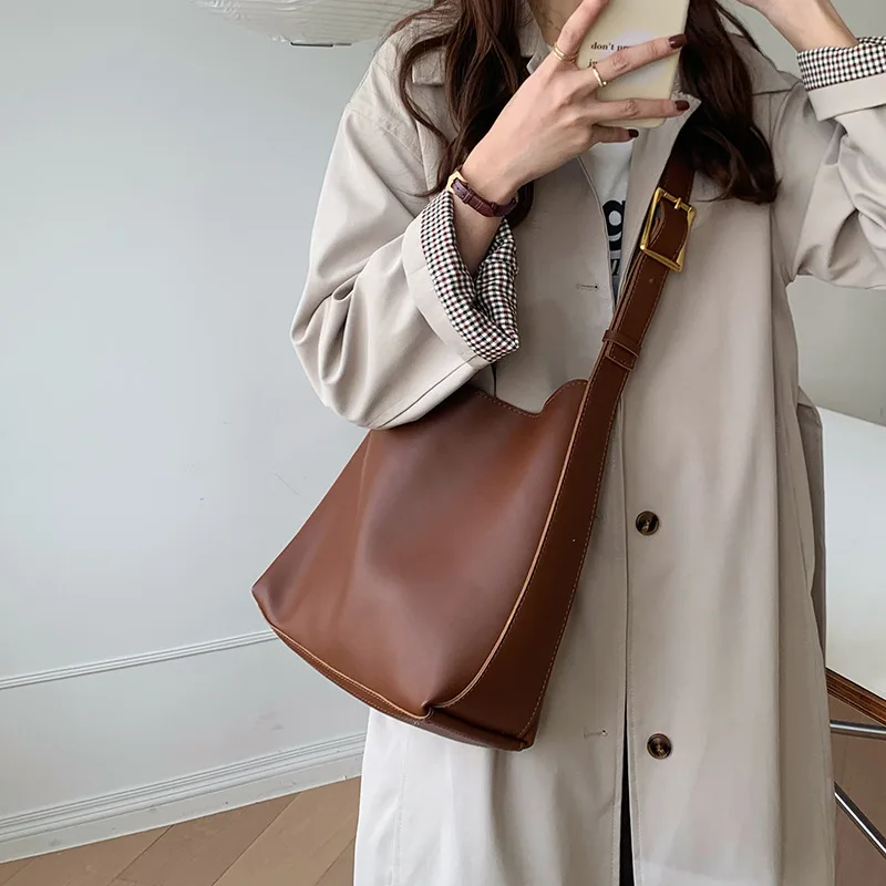 New women's large capacity bucket bag, fashionable and avant-garde, casual retro, crossbody bag, multifunctional shoulder bag
