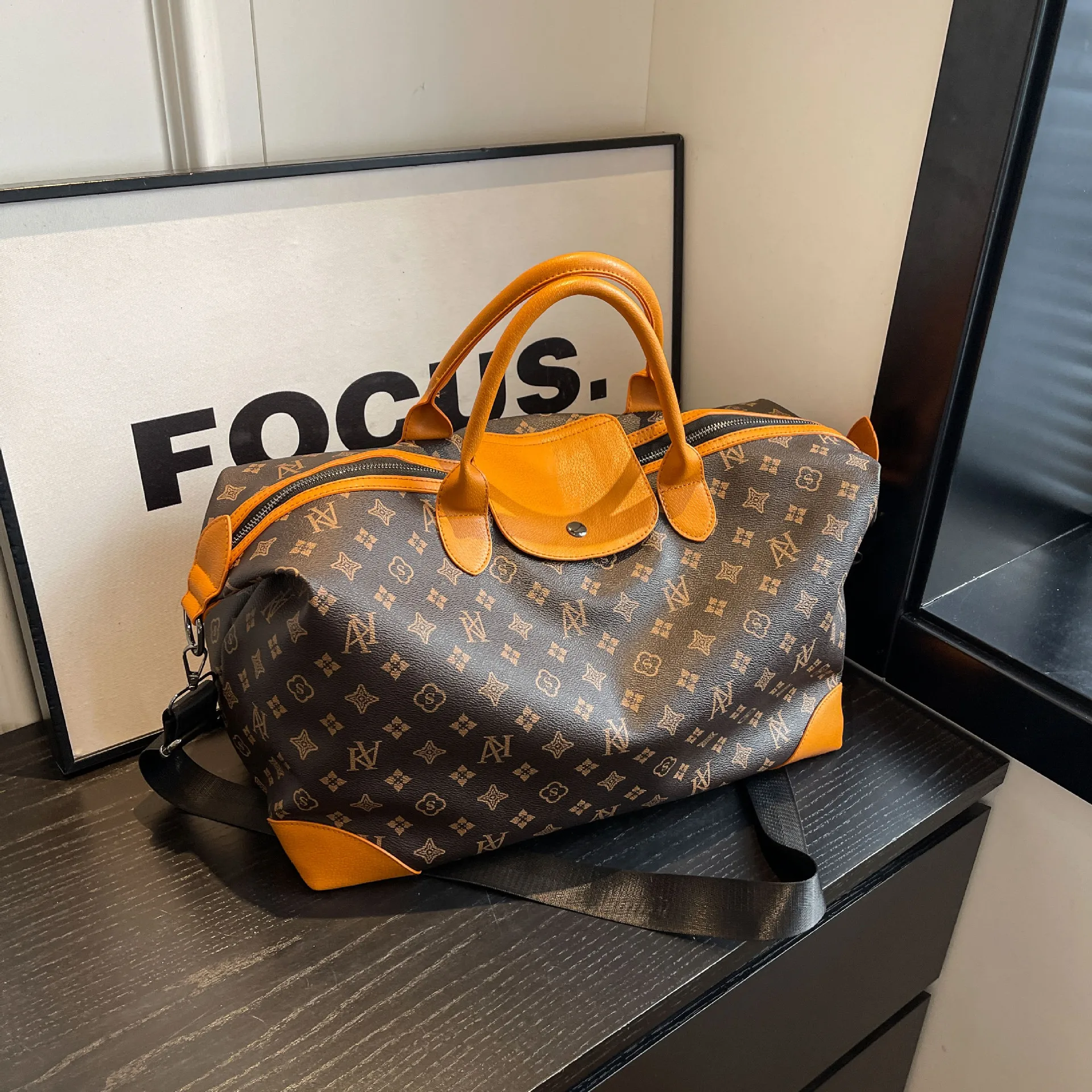 حقيبة سفر ذات سعة كبيرة، بالإضافة إلى حقيبة يوجا خ...