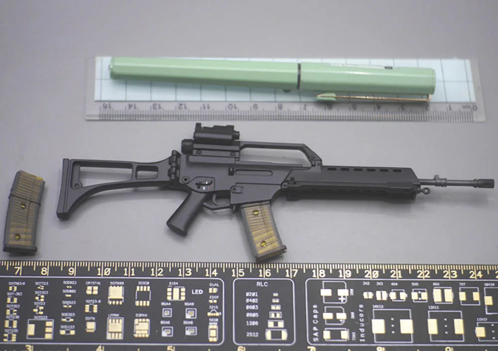 

Модель игрушечной мини-игрушки ZYTOYS, ПВХ-материал G36, с зажимами, можно сложить, не может выстрелить из-за 12-дюймового компонента куклы