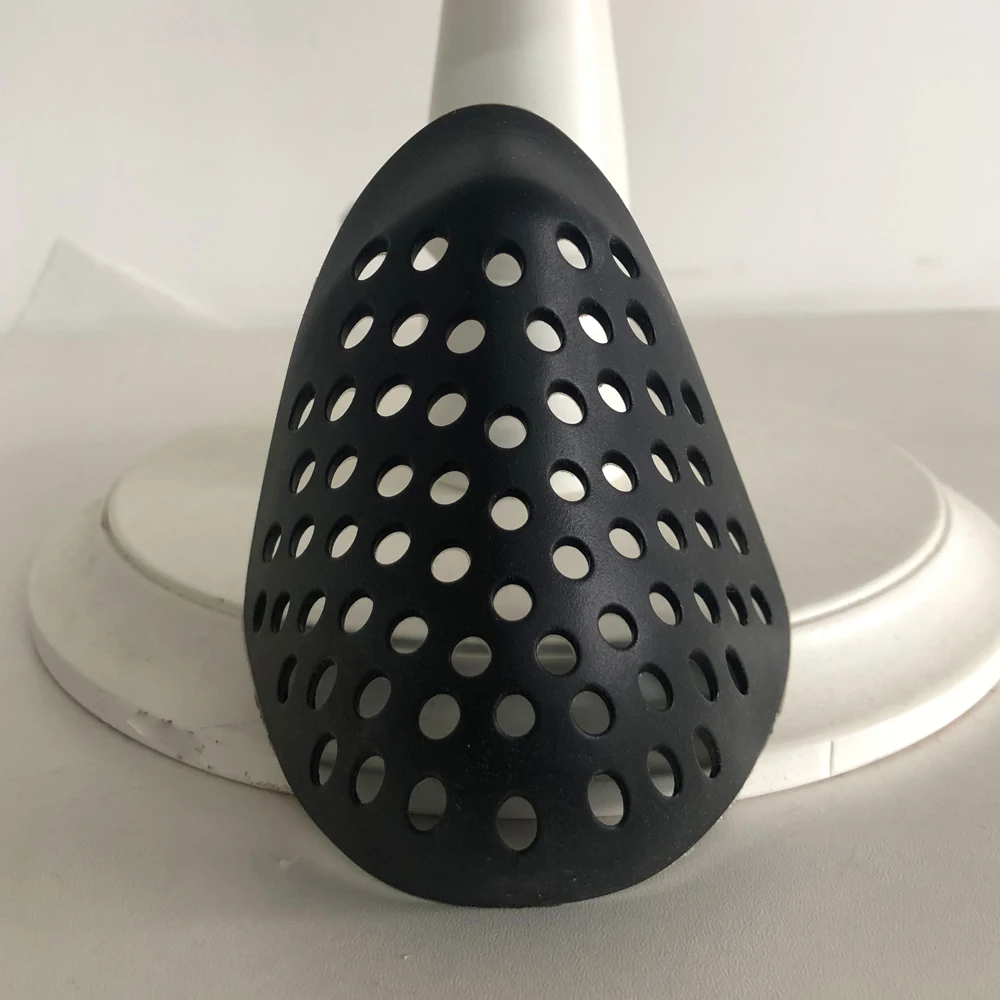 Masque Anti-Poussière en Silicone Respirant posé à côté d'un casque de moto, montrant l'ajustement