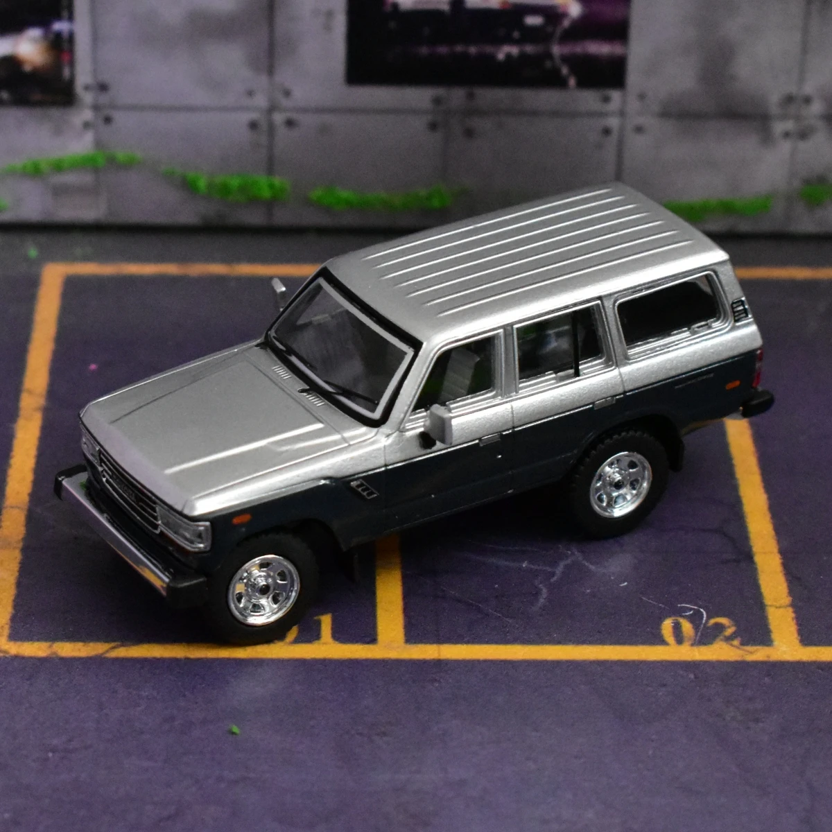 

GCD 1:64 land Cruiser LC60 Diecast Model Car