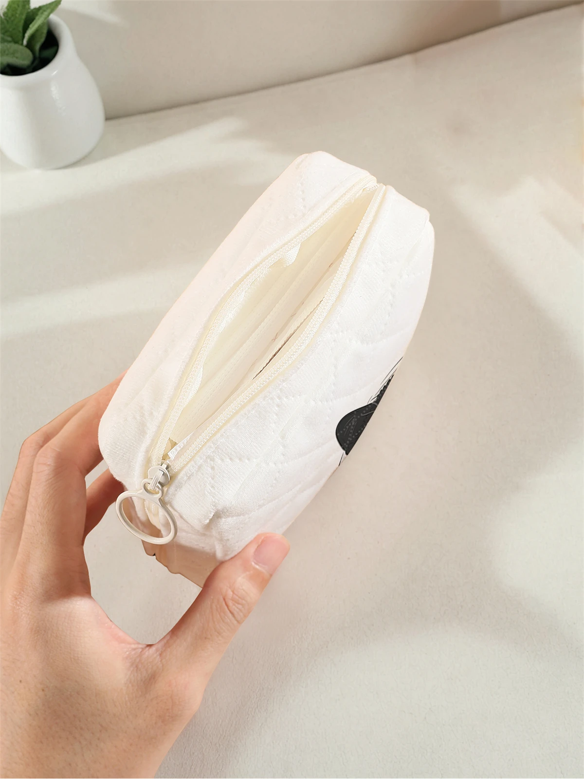 1 portable sanitary napkin storage bag, made of kitten pattern and diamond mesh material, lightweight women's tissue bag
