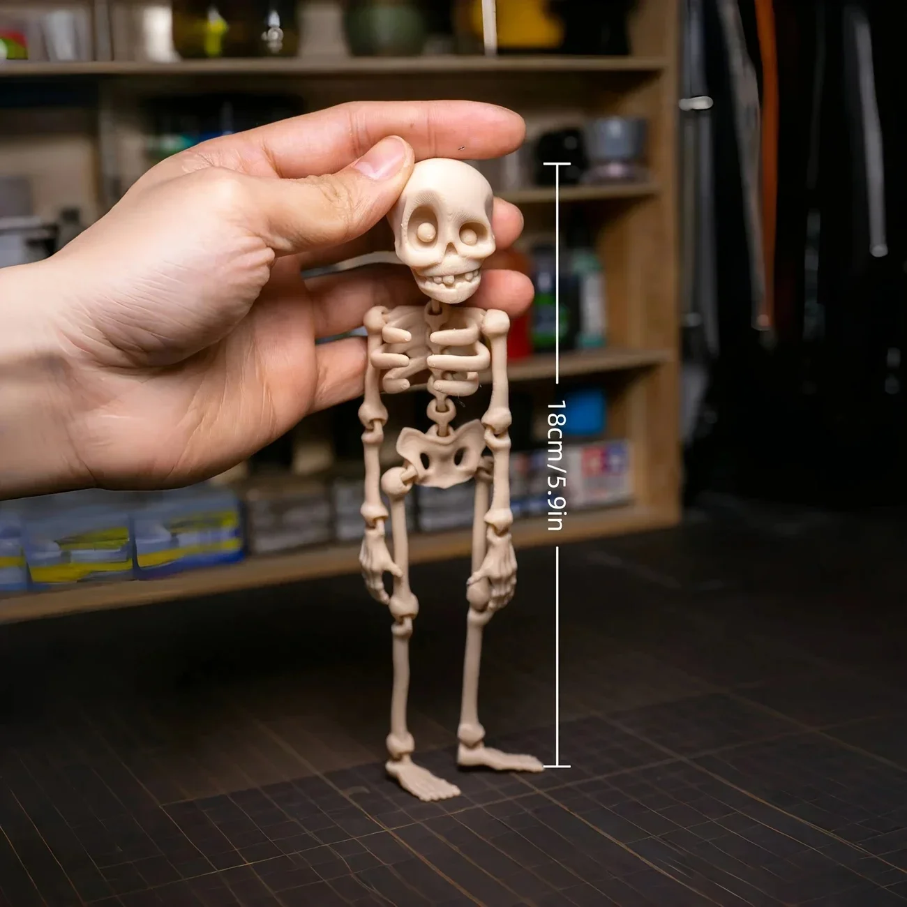 Komik bir pozda bir yana yaslanmış hareketli kafatası mıknatısı