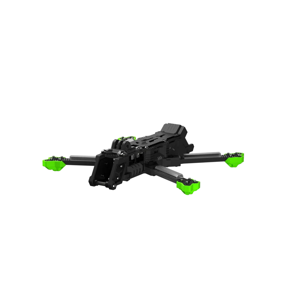 Nazgul Evoque F5 V3 en vol, démontrant sa polyvalence pour la course et la cinématographie.