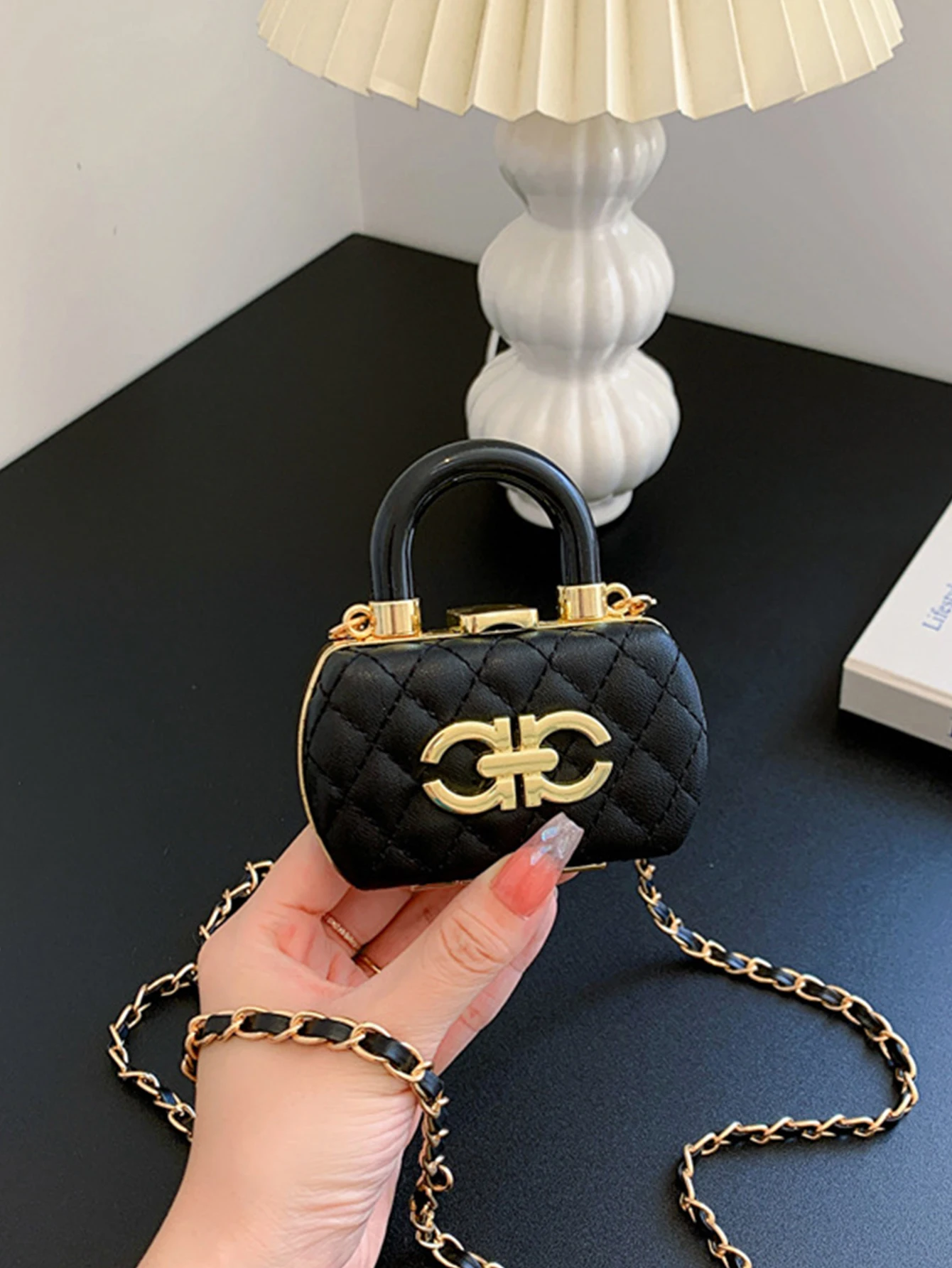 حقيبة يد صغيرة فاخرة بتصميم سلسلة من شبيه الألماس...