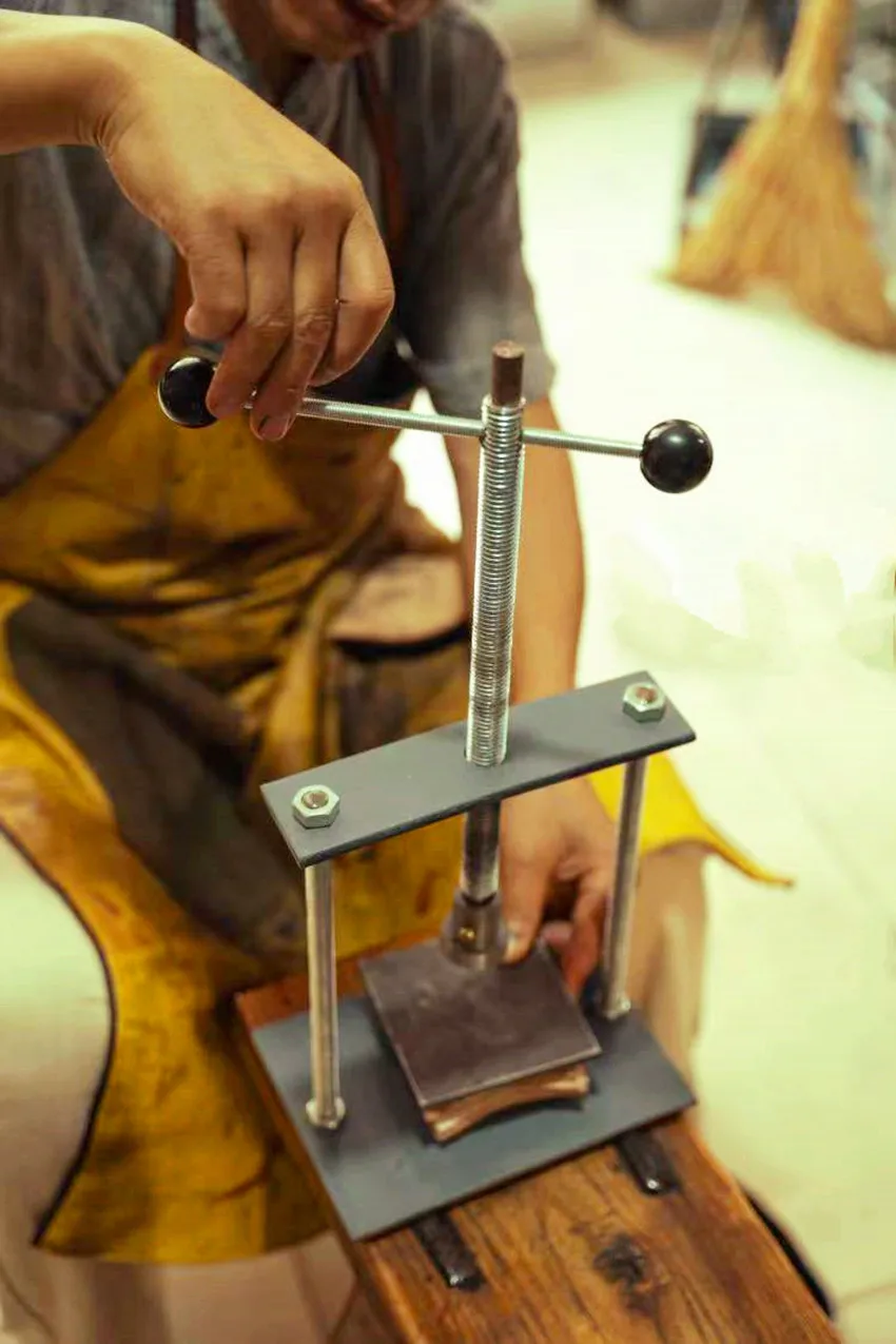 Handmade shoe tool stack heel press repair change heel tool diy shoe leather press log tool