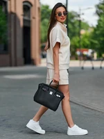 Ensemble coordonné pull demi-zip et short gris chiné à col montant pour femme, idéal pour le printemps-été 2026, tenue décontractée ou de bureau 1