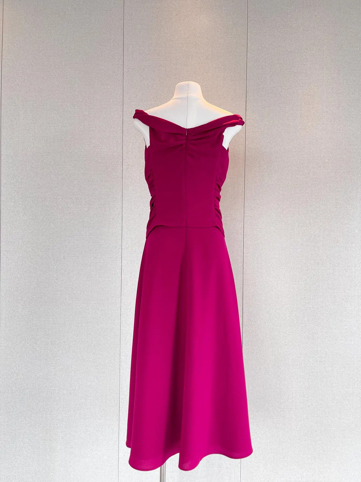 

Spring/summer new red classic black shoulder pendant dress