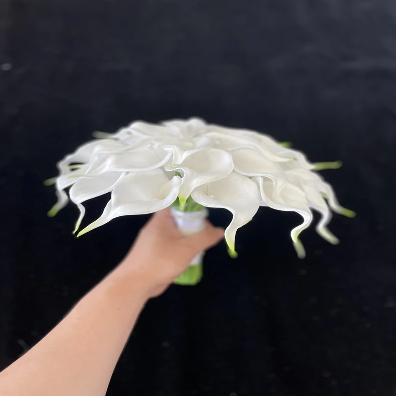 

Bride New style bride holding flower with white pearl horseshoe lotus
