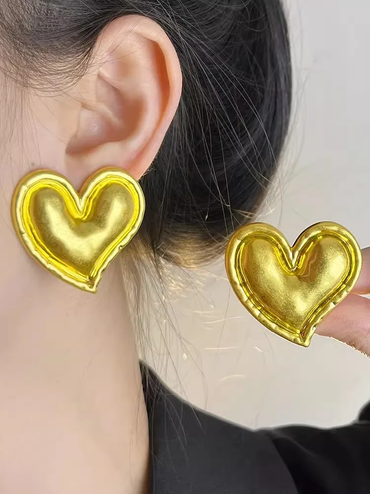 

Vintage Gold-Plated Heart-shaped Ear Clips Earrings for Women Lady European American Unique Party Metal Jewelry Accessories
