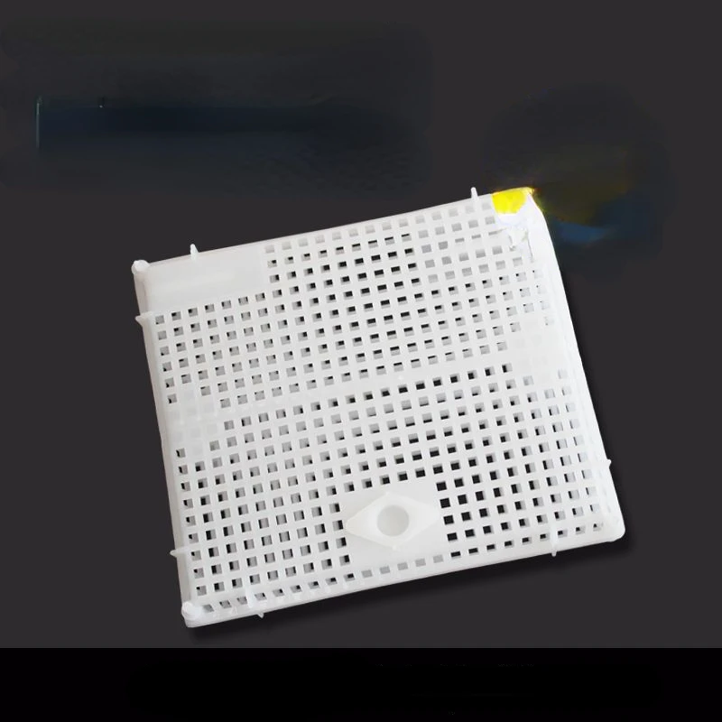 

Пластиковая пчела