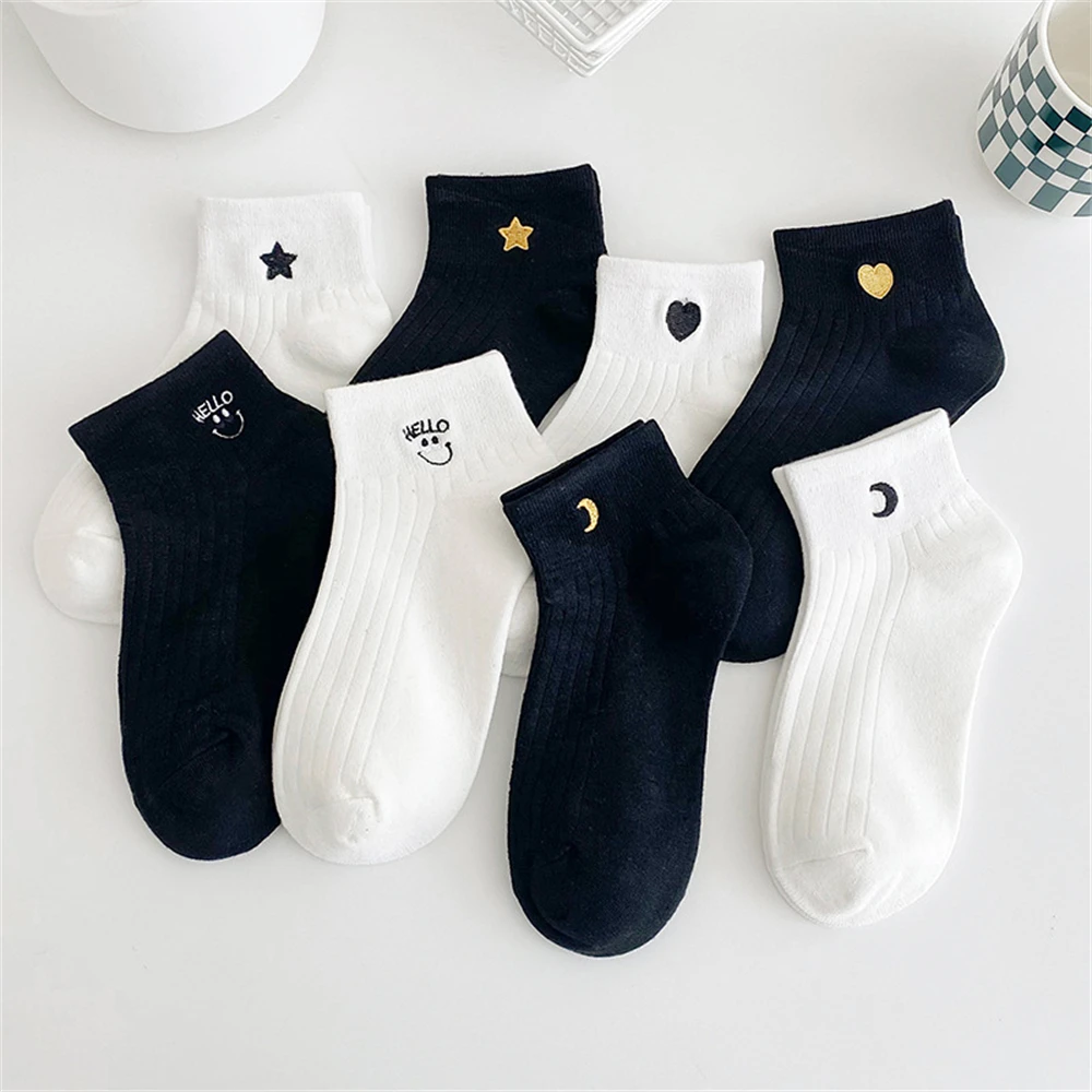 Neue Stickerei Glitter Nette Liebe Herz Mond Sterne Lächeln Gesicht Weiß Schwarz Socken Weiche Baumwolle Kurze Knöchel Sokken Dropship – Detail 3