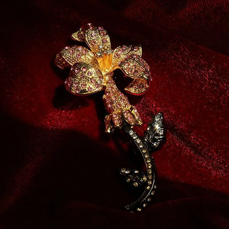 

New Royal Style Flower Style Rrhinestones Inlaid With Gold-plated Brooch Women's Vintage Jewelry