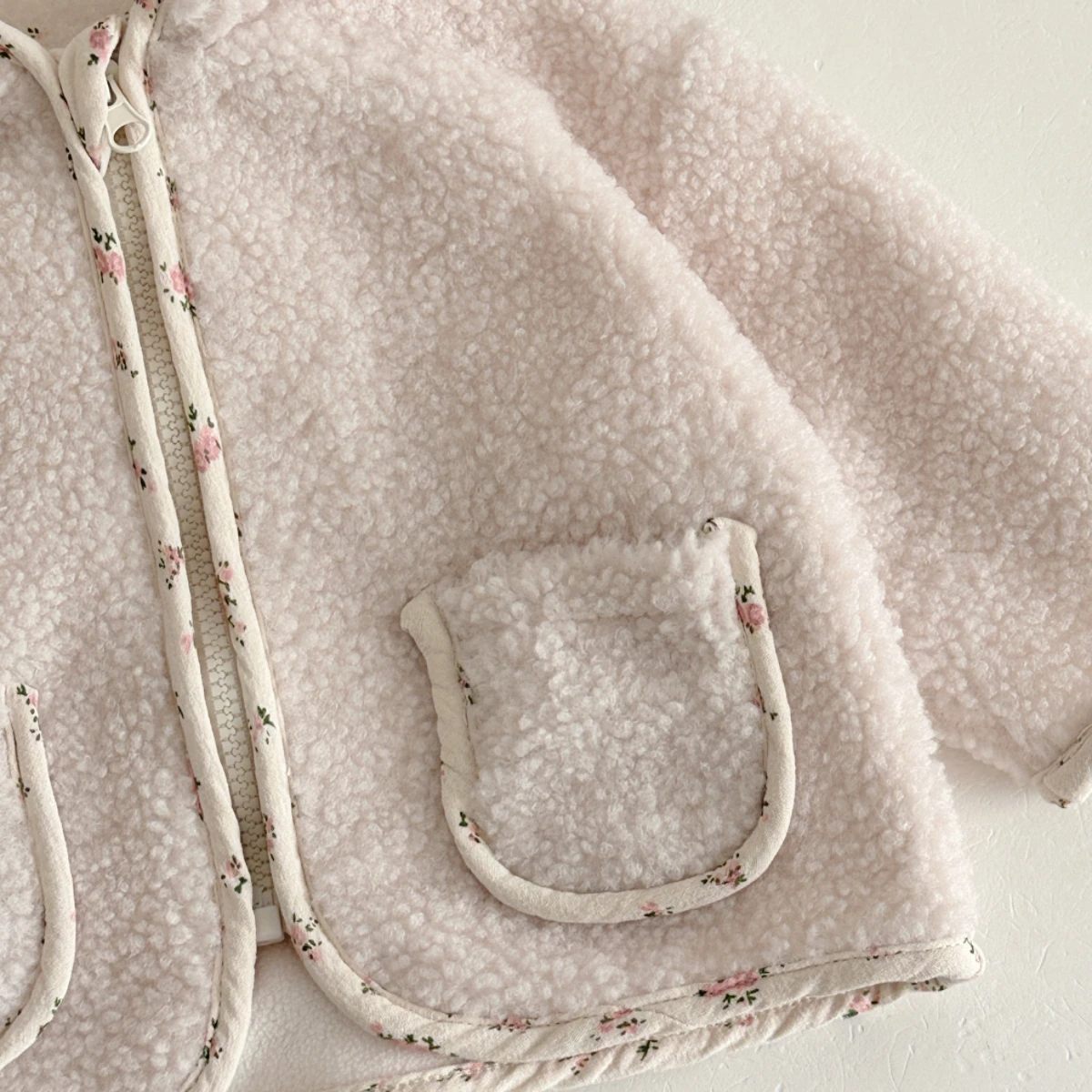 Modische Winterjacke für Babymädchen, Dicke Plüsch-Kapuzenjacke für Kleinkinder, Warme Blumenmuster-Mantel für Babys, Oberbekleidung 0-3 Jahre – Detail 4