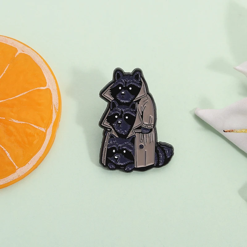 Cartoon Anime Drei Waschbären Emaille Pins Schwarz Punk Hexerei Waschbär Broschen Rucksack Revers Abzeichen Schmuck Geschenk für Freunde – Detail 10