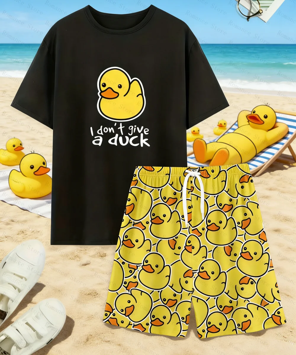 Ein Set aus lässigen Pyjamas mit Entenmuster, bestehend aus Shorts und einem T-Shirt mit Entenmuster, ideal als bequeme Sommerkleidung für zu Hause.
