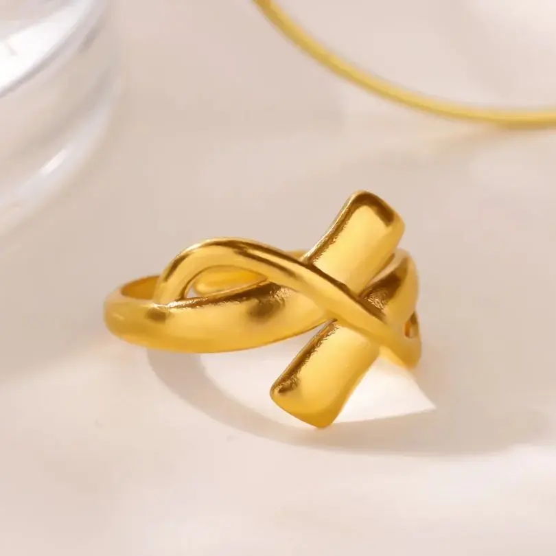 Minimalist Geometric Cross-Over Rings for Women